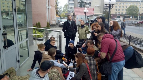 У Луцьку активісти влаштували протест проти поновлення правоохоронців. ФОТО