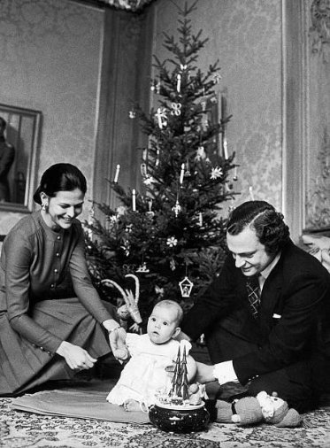 Королева Сільвія, Наслідна Принцеса Вікторія, Король Карл Густав. Різдво 1977 рік, Швеція 