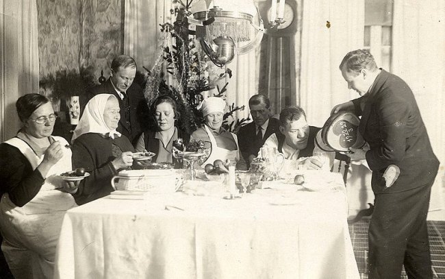 Люди святкують Різдво в 1920-ті, Швеція 