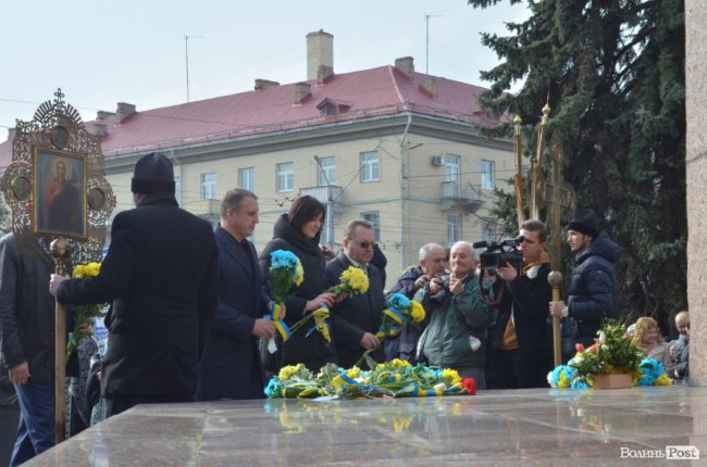 У Луцьку поклали квіти до пам’ятника Шевченку. ФОТО