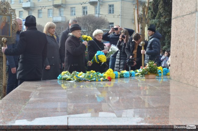 У Луцьку поклали квіти до пам’ятника Шевченку. ФОТО