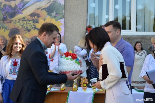 Школо, прощай: у луцькій школі №9 пролунав останній дзвоник. ФОТО