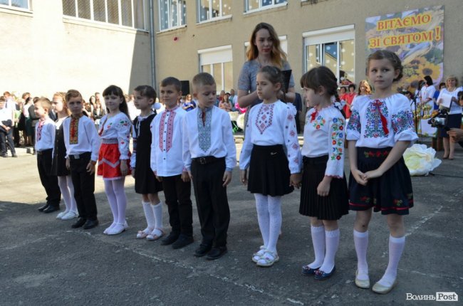 Школо, прощай: у луцькій школі №9 пролунав останній дзвоник. ФОТО