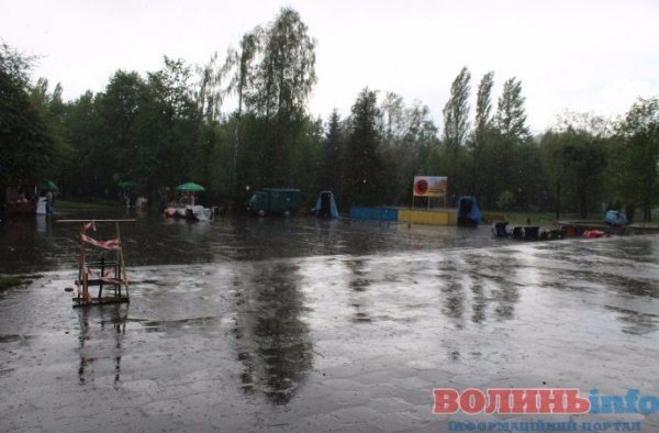 У Луцьку дощ зірвав святковий концерт. ФОТО