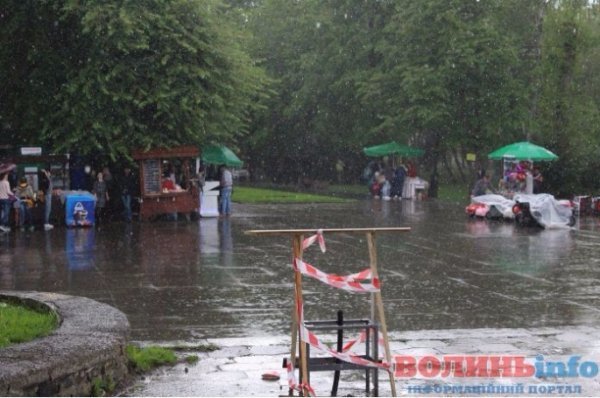 У Луцьку дощ зірвав святковий концерт. ФОТО