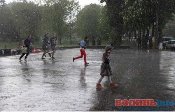 У Луцьку дощ зірвав святковий концерт. ФОТО