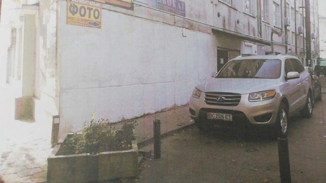 У Луцьку муніципали змусили прибрати графіті з фасаду 