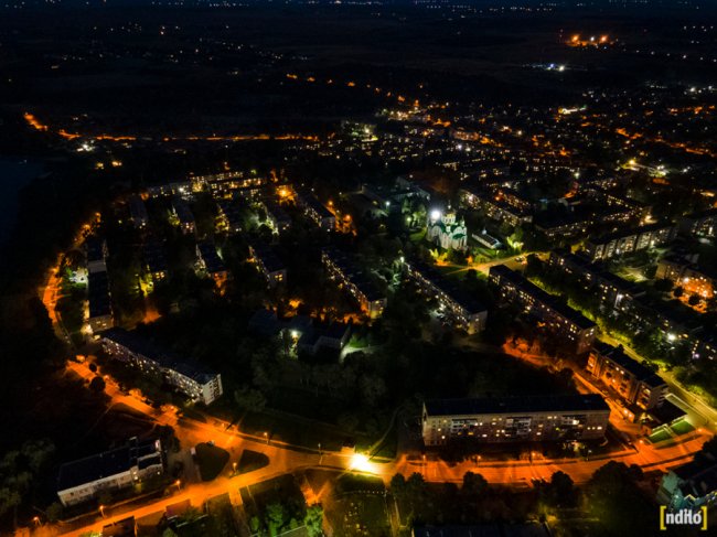 Яскраві вогні і завод, що «не спить»: показали, який вигляд з висоти вночі має місто на Волині. ФОТО