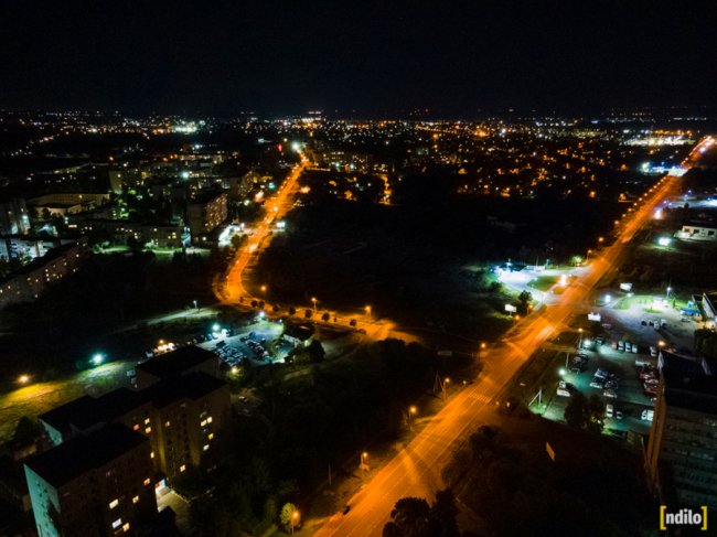 Яскраві вогні і завод, що «не спить»: показали, який вигляд з висоти вночі має місто на Волині. ФОТО