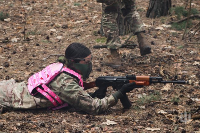 Волинські школярі долали смугу перешкод, літали дроном і знайомилися зі зброєю. ФОТО
