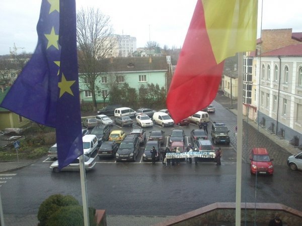 Під Луцькрадою знову мітингують через «Західінкомбанк». ФОТО