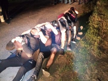Затримали молодиків, які на Харківщині розстріляли автобус