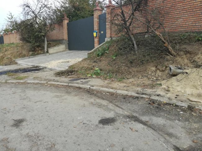 У Луцьку сталася аварія: розбите авто досі стоїть. ФОТО