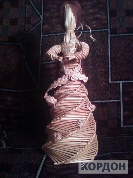 Волинянка виготовляє креативні прикраси з соломи