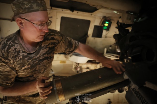 Постріл за пострілом, очікування цілі, знову постріли: показали бойову роботу воїнів 24 ОМБр. ФОТО 