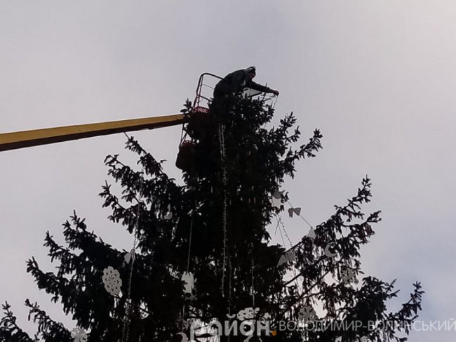 У Володимирі розібрали головну ялинку міста. ФОТО
