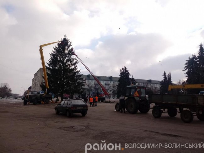 У Володимирі розібрали головну ялинку міста. ФОТО