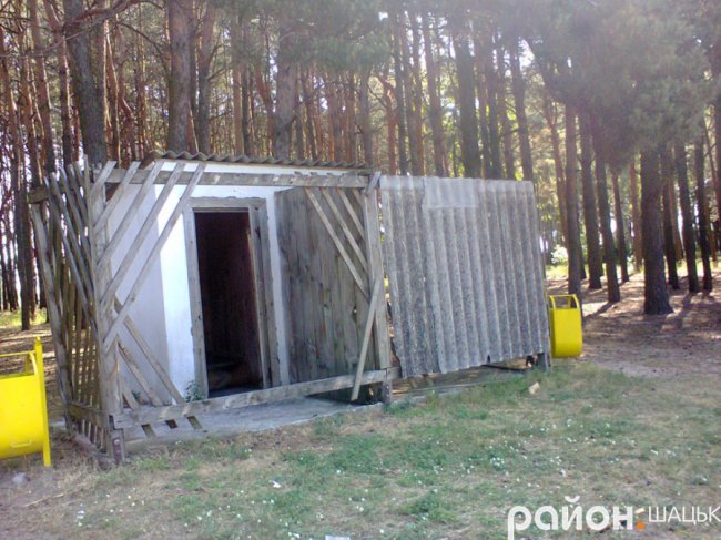 Ні собі, ні людям: на Волині вандали зруйнували відпочинкову зону 