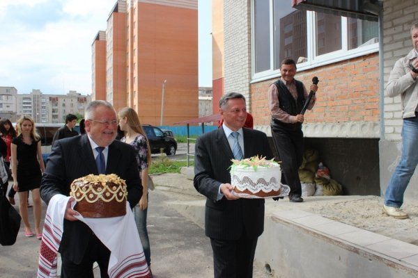 У Луцьку дітям-сиротам вручили ключі від квартир. ФОТО