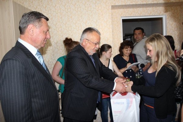 У Луцьку дітям-сиротам вручили ключі від квартир. ФОТО