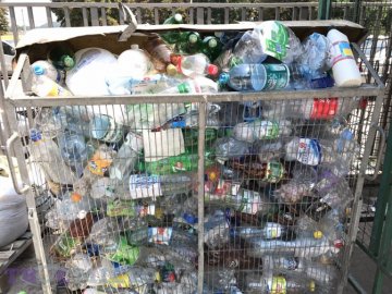 Із луцьких дворів не вивозять гори пластику