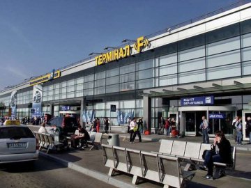 Літак з евакуйованими з Китаю приземлився в «Борисполі», чотирьох людей не пустили на борт