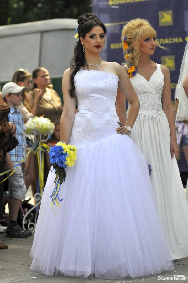 Парад наречених у Луцьку. ФОТО