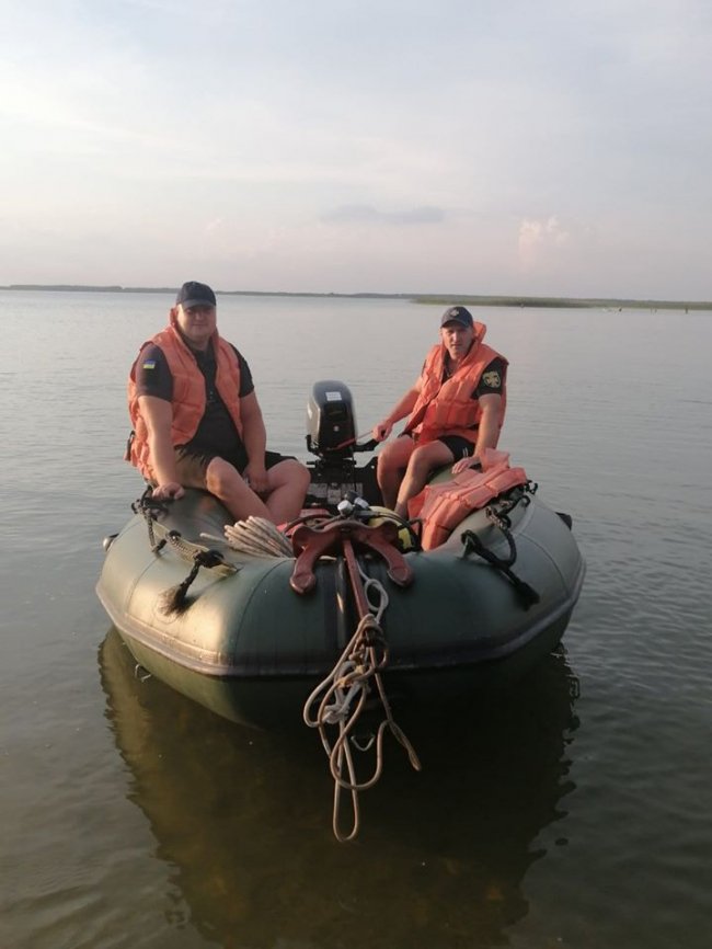 На озері Світязь перевернувся катамаран, у воді опинились шестеро дорослих та двоє дітей