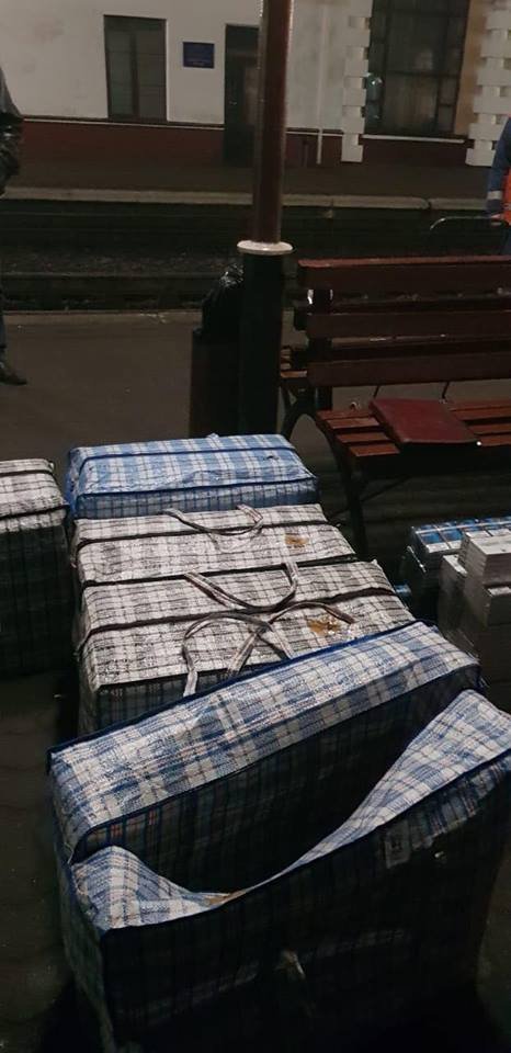 На ковельському вокзалі в поїзд «Варшава-Київ» хотіли запхати 11 000 пачок нелегальних сигарет. ФОТО