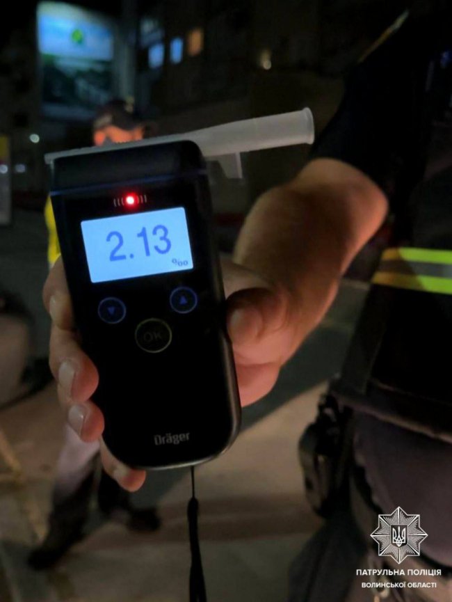 Водій, якого зупинили у місті на Волині через несправну фару, виявився п'янючим 