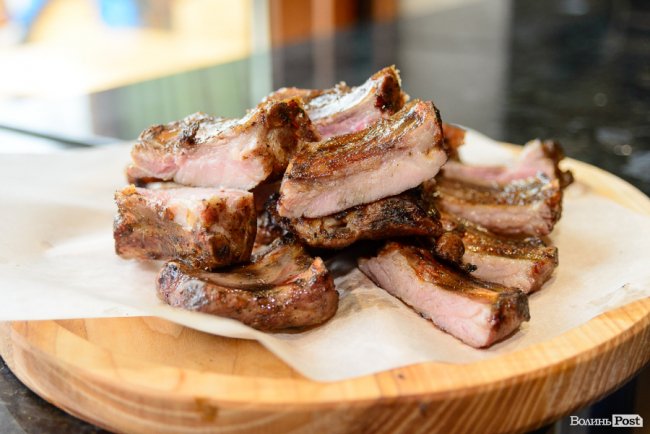 У Луцьку запрацювала перша реберня, де готують просто на вогні. ФОТО*