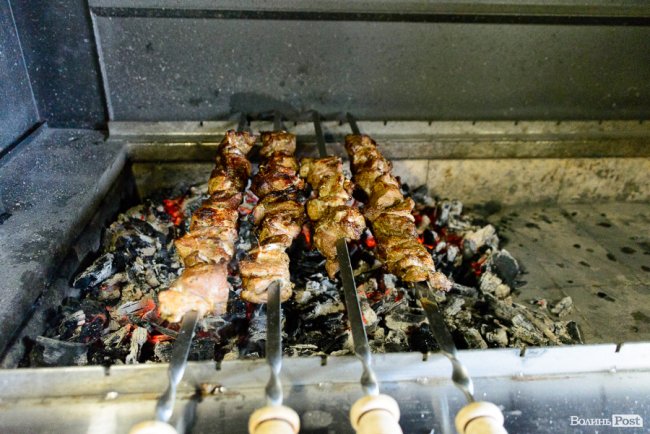 У Луцьку запрацювала перша реберня, де готують просто на вогні. ФОТО*
