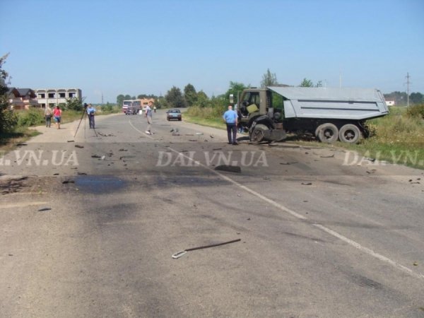 На Вінниччині вантажівка розірвала Mercedes на дві частини. ФОТО