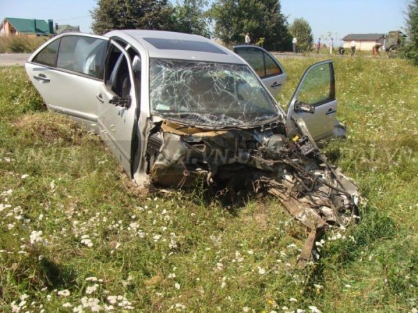 На Вінниччині вантажівка розірвала Mercedes на дві частини. ФОТО
