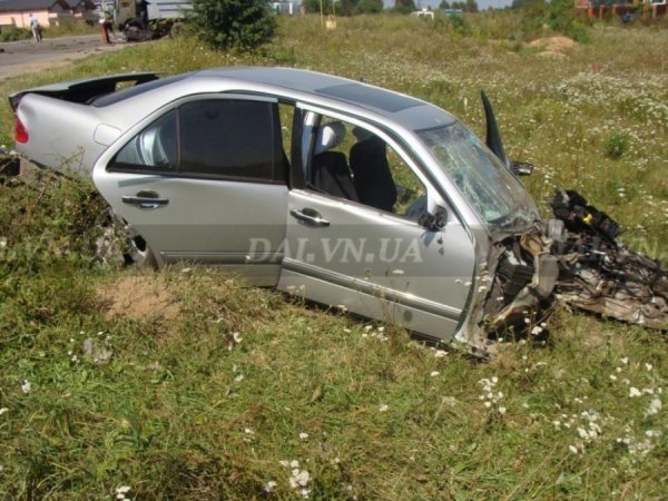 На Вінниччині вантажівка розірвала Mercedes на дві частини. ФОТО