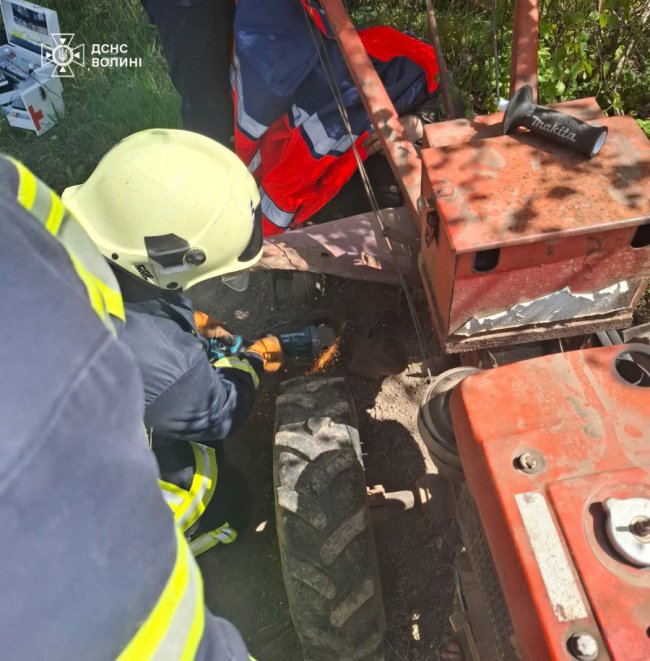 На Волині чоловіку ногу затиснуло в комбайні