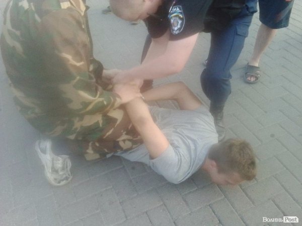 У Луцьку міліціонери затримали мажорів на «Лексусі». ФОТО