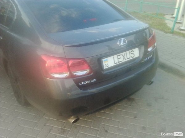 У Луцьку міліціонери затримали мажорів на «Лексусі». ФОТО