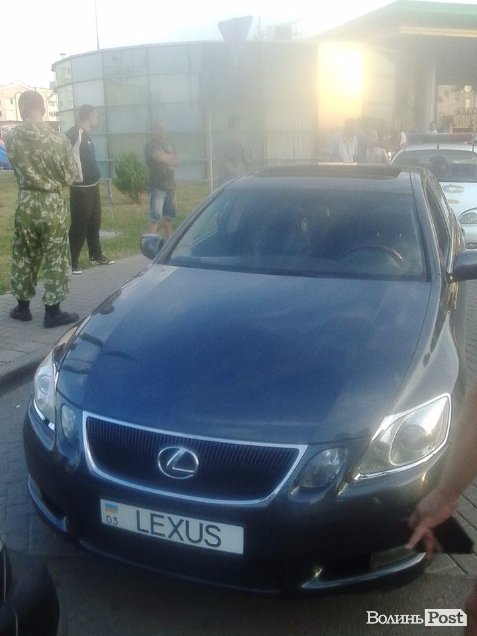 У Луцьку міліціонери затримали мажорів на «Лексусі». ФОТО