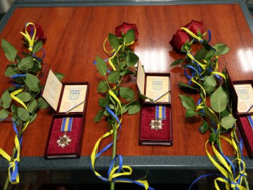 У Луцьку вручили рідним загиблих захисників посмертні нагороди Героїв