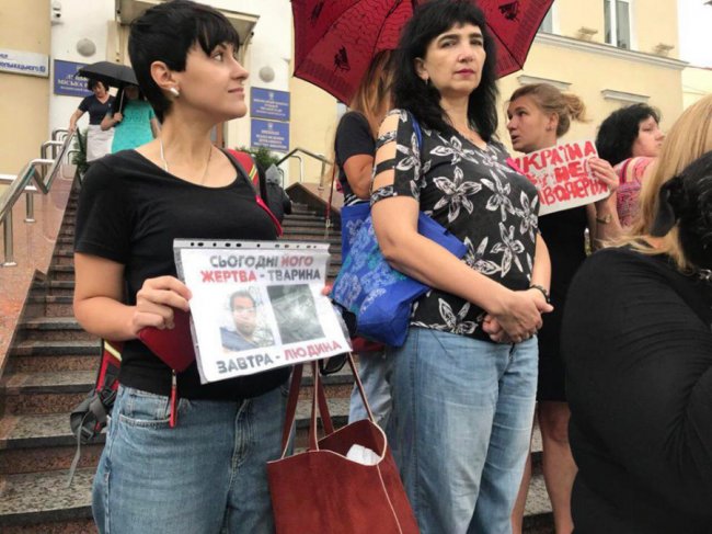 «Тварини - живі істоти»: луцьку мерію пікетували зоозахисники. ФОТО