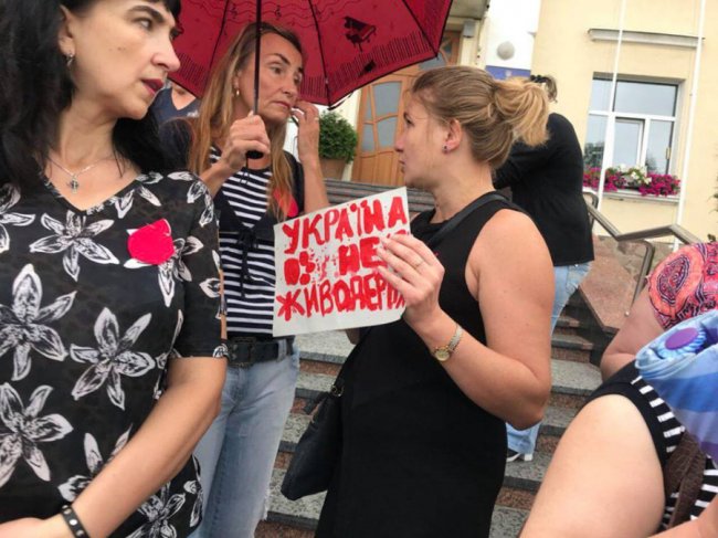 «Тварини - живі істоти»: луцьку мерію пікетували зоозахисники. ФОТО