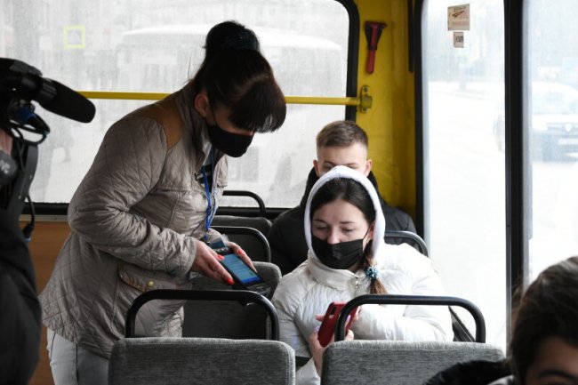 У луцьких маршрутках ловлять пасажирів, які платять готівкою. ФОТО 