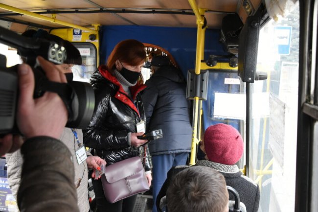 У луцьких маршрутках ловлять пасажирів, які платять готівкою. ФОТО 