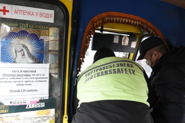 У луцьких маршрутках ловлять пасажирів, які платять готівкою. ФОТО 