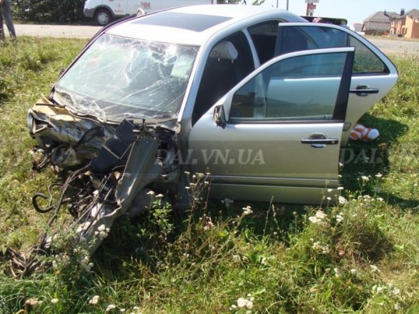 На Вінниччині вантажівка розірвала Mercedes на дві частини. ФОТО