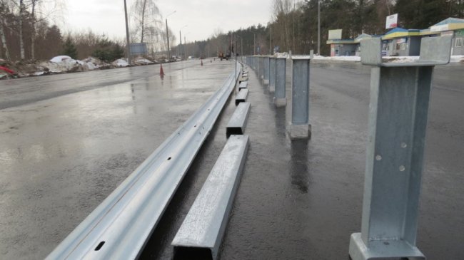 Біля «Ягодина» встановлюють бар'єрне огородження