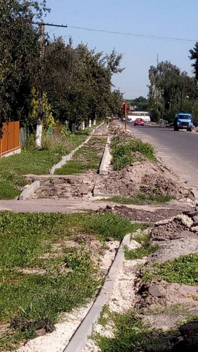 У місті на Волині після ремонту дороги «забули» зробити тротуар