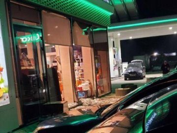 На Волині п'яний водій Mercedes протаранив автозаправку ОККО. ФОТО