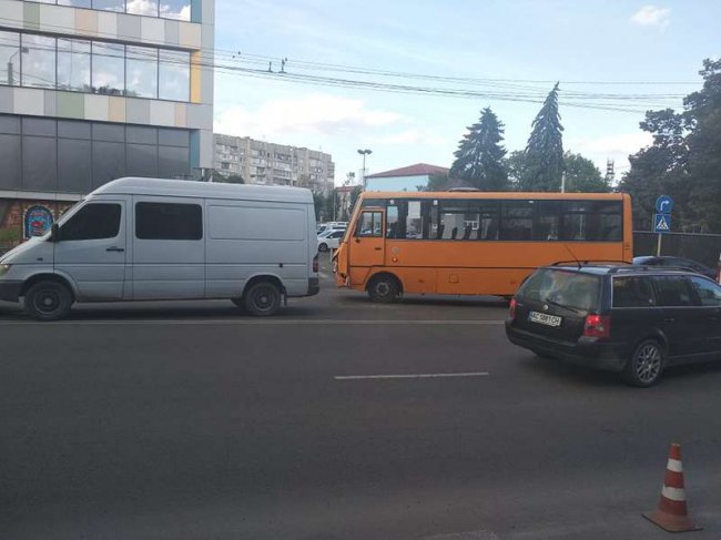 У Луцьку сталася подвійна аварія за участю маршрутки. ФОТО